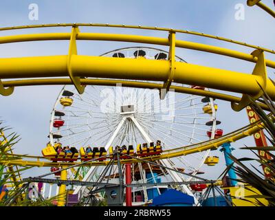 Der Santa Monica Pier ist ein großer, doppelt verbundener Pier am Fuße der Colorado Avenue in Santa Monica, Kalifornien, und ist ein prominenter Stockfoto