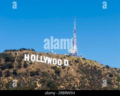 Das Hollywood-Schild (früher Hollywoodland Sign) ist ein Wahrzeichen und ein amerikanisches Kultursymbol in Los Angeles, Kalifornien. Es befindet sich auf der Stockfoto