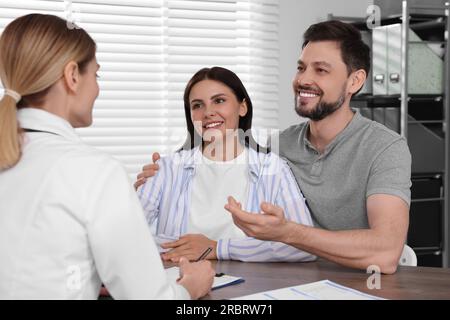 Paare mit Termin beim Fertilitätsarzt in der Klinik. Patientenkonsultation Stockfoto