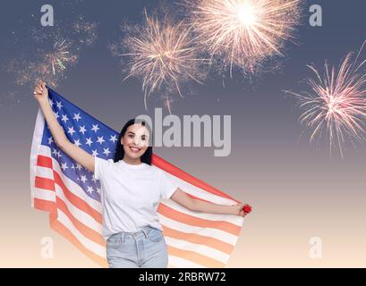 4. Juli - Unabhängigkeitstag Amerikas. Glückliche Frau, die die Nationalflagge der Vereinigten Staaten gegen den Himmel hält, mit Feuerwerk Stockfoto