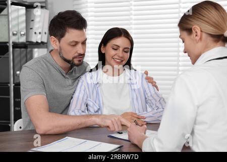 Paare mit Termin beim Fertilitätsarzt in der Klinik. Patientenkonsultation Stockfoto