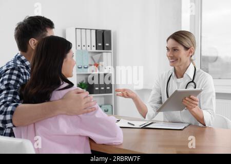 Paare mit Termin beim Fertilitätsarzt in der Klinik. Patientenkonsultation Stockfoto