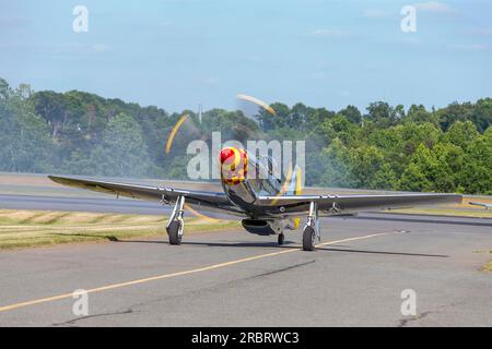 Concord, NC, 24. Mai 2015: Militärflugzeuge fliegen vor dem Start der Coca Cola 600 auf dem Charlotte Motor Speedway in Concord, NC Stockfoto