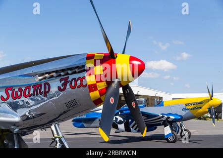 Concord, NC, 24. Mai 2015: Militärflugzeuge fliegen vor dem Start der Coca Cola 600 auf dem Charlotte Motor Speedway in Concord, NC Stockfoto