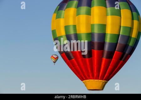 Farbenfrohe Heißluftballons vor dem blauen Himmel bei Sonnenuntergang Stockfoto