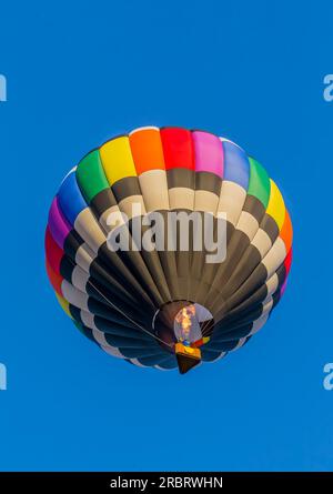 Farbenfrohe Heißluftballons vor dem blauen Himmel bei Sonnenuntergang Stockfoto