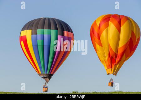 Farbenfrohe Heißluftballons vor dem blauen Himmel bei Sonnenuntergang Stockfoto