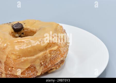 Gourmet-Donut auf weißem Teller Nahaufnahme. Stockfoto