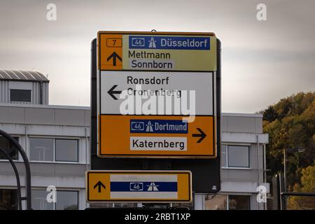 Bild eines deutschen Verkehrsschilds mit verschiedenen Wegbeschreibungen, insbesondere der Straße zur deutschen Autobahn nach Dortmund und Düsseldorf und den örtlichen Dörfern: Mett Stockfoto