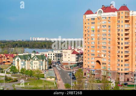 Kiew Ukraine, 30. April 2011: Blick auf das Obolon-Viertel von Kiew. Hochhaus, Schule, Golf Center, Dnieper River und im Hintergrund Stockfoto