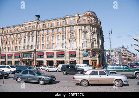 Russland, 10. März 2009, Hotel National in Mokhovaya die Straße von Moskau. Viel Verkehr am Tag Stockfoto