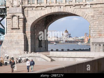 Russland, 18. März 2009, Kathedrale von Christus dem Erlöser, durch den Hauptbogen der Andreevsky Eisenbahnbrücke von der Seite des Neskuchny Stockfoto