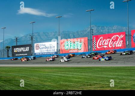 Fontana, CA, 21. März 2015: Die Teams der NASCAR Xfinity Series gehen auf dem Auto Club Speedway in Fontana, CA, auf die Rennstrecke für die Drive4Clots.com 300 Stockfoto