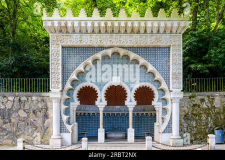 Fonte Mourisca, maurischer Brunnen, öffentlicher Brunnen im neo-Mudéjar-Architekturstil mit Hufeisenbögen, Sintra, Portugal Stockfoto