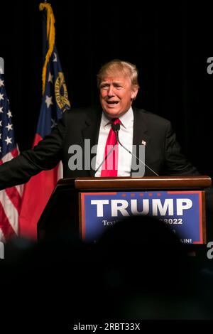 21. Februar 2016: Der republikanische Präsidentschaftskandidat Donald Trump spricht bei einer Kundgebung in Atlanta, Georgia, mit mehreren tausend Anhängern Stockfoto