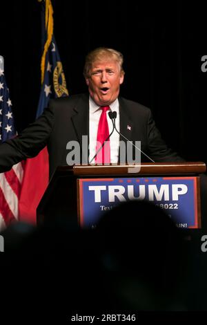 21. Februar 2016: Der republikanische Präsidentschaftskandidat Donald Trump spricht bei einer Kundgebung in Atlanta, Georgia, mit mehreren tausend Anhängern Stockfoto