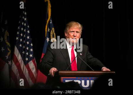 21. Februar 2016: Der republikanische Präsidentschaftskandidat Donald Trump spricht bei einer Kundgebung in Atlanta, Georgia, mit mehreren tausend Anhängern Stockfoto