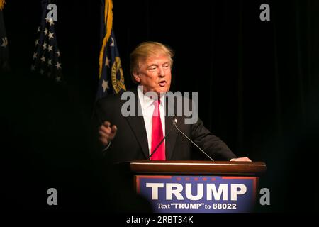 21. Februar 2016: Der republikanische Präsidentschaftskandidat Donald Trump spricht bei einer Kundgebung in Atlanta, Georgia, mit mehreren tausend Anhängern Stockfoto