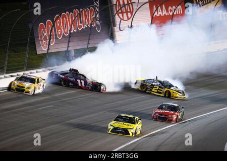 Kansas City, KS, 07. Mai 2016: Denny Hamlin (11), Kyle Larson (42) und Brad Keselowski (2) kämpfen um die Position während des GoBowling.com 400 Stockfoto