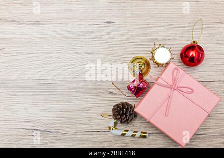 Weihnachtliche Geschenkboxen mit Blick aus dem hohen Winkel auf rustikalem Holzfußboden. Die Geschenke sind an den Rändern des Rahmens verstreut, sodass etwas Platz bleibt Stockfoto