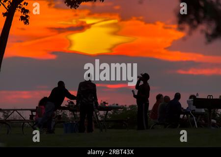 An einem Sommerabend geht die Sonne auf dem Eriesee unter Stockfoto