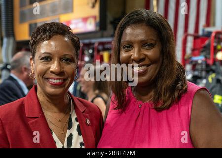 New York, USA. 10. Juli 2023. Stadtratssprecher Adrienne Adams und Generalstaatsanwalt Letitia James nehmen an der Pressekonferenz zum Jahrestag des Kinderkreuzzugs oder Kindermarsches Teil, wie er in FDNY Engine 1, Station Ladder 24 in New York bekannt ist. März fand vom 2. Bis 10. Mai 1963 in Birmingham, Alabama, statt und wurde von mehr als 5.000 Schulkindern besucht, von denen 3 an dieser Pressekonferenz teilnahmen: Gloria Washington, Gwendolyn Gamble, Gwyndolyn Webb. Damals haben sich Mitglieder der FDNY mit Gewalt gegen Kinder gegen die Feuerwehr der Stadt Birmingham gewehrt. (Foto: Lev Radin/Pacific Stockfoto