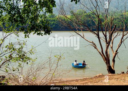 Touristen, die eine Corakelfahrt am Öko-Touristenort Baralikkadu genießen, befinden sich am Karamadai Pilloor Damm, Athikkadavu Range der westlichen Ghats in Mulli Stockfoto