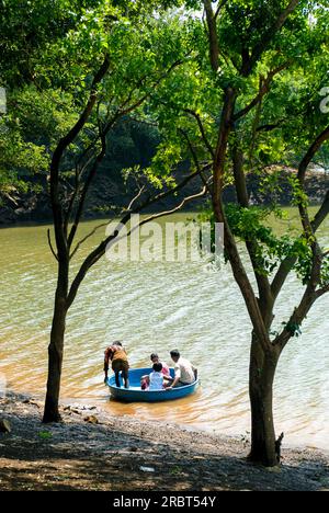 Touristen, die eine Corakelfahrt am Öko-Touristenort Baralikkadu genießen, befinden sich am Karamadai Pilloor Damm, Athikkadavu Range der westlichen Ghats in Mulli Stockfoto