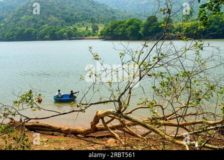 Touristen, die eine Corakelfahrt am Öko-Touristenort Baralikkadu genießen, befinden sich am Karamadai Pilloor Damm, Athikkadavu Range der westlichen Ghats in Mulli Stockfoto