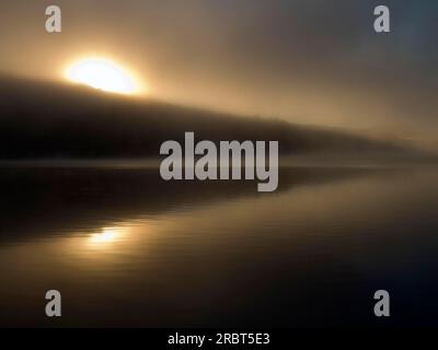 Lake Wapizagonke bei Sonnenaufgang, La Mauricie National Park, Quebec, Kanada Stockfoto