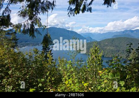 Blick auf das Burrard Inlet und die North Shore Mountains vom Burnaby Mountain Park. Stockfoto