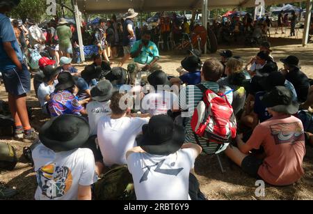 High-School-Schüler hören Indigenous Rock Art Ranger, Laura Quinkan Indigenous Dance Festival, Cape York Peninsula, Queensland, Australien, 202 Stockfoto