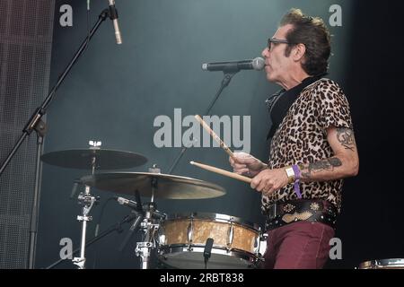 Southampton, Großbritannien. 08. Juli 2023. Der in New York geborene Rockabilly-Schlagzeuger und Sänger James McDonnell, auch bekannt als Slim Jim Phantom, tritt live auf der Bühne des Let's Rock 1980er Retro Revival Festivals auf. James McDonnell, bekannt unter dem Bühnennamen Slim Jim Phantom, ist der Schlagzeuger für Stray Cats Slim Jim Phantom steht, wenn er Schlagzeug spielt. Sein Set besteht aus einer Basstrommel, einer Snare Drum, einem Hut und einer Crash-Becken. Kredit: SOPA Images Limited/Alamy Live News Stockfoto