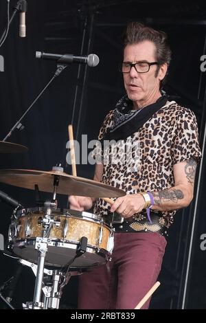 Southampton, Großbritannien. 08. Juli 2023. Der in New York geborene Rockabilly-Schlagzeuger und Sänger James McDonnell, auch bekannt als Slim Jim Phantom, tritt live auf der Bühne des Let's Rock 1980er Retro Revival Festivals auf. James McDonnell, bekannt unter dem Bühnennamen Slim Jim Phantom, ist der Schlagzeuger für Stray Cats Slim Jim Phantom steht, wenn er Schlagzeug spielt. Sein Set besteht aus einer Basstrommel, einer Snare Drum, einem Hut und einer Crash-Becken. Kredit: SOPA Images Limited/Alamy Live News Stockfoto