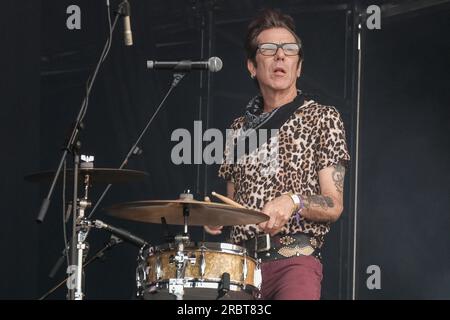 Southampton, Großbritannien. 08. Juli 2023. Der in New York geborene Rockabilly-Schlagzeuger und Sänger James McDonnell, auch bekannt als Slim Jim Phantom, tritt live auf der Bühne des Let's Rock 1980er Retro Revival Festivals auf. James McDonnell, bekannt unter dem Bühnennamen Slim Jim Phantom, ist der Schlagzeuger für Stray Cats Slim Jim Phantom steht, wenn er Schlagzeug spielt. Sein Set besteht aus einer Basstrommel, einer Snare Drum, einem Hut und einer Crash-Becken. Kredit: SOPA Images Limited/Alamy Live News Stockfoto