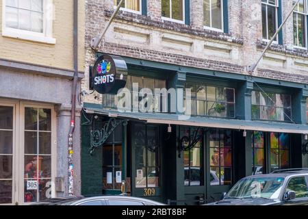 NEW ORLEANS, LA, USA - 9. JULI 2023: Shots Bar in der Decatur Street im French Quarter Stockfoto