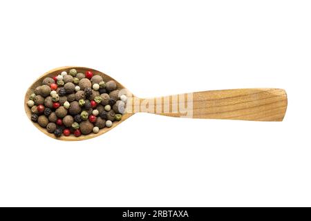 Mischung aus heißem, rotem, schwarzem, weißem und grünem Paprika zum Hinzufügen zu Lebensmitteln. Gewürz in Holzlöffel auf weiß isoliert. Würzen Sie eine köstliche Mahlzeit. Stockfoto