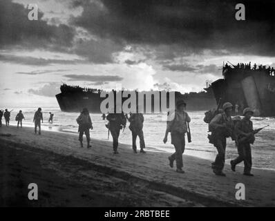Sarmi, Niederländisch-Neuguinea, 17. Mai 1944 Eine Flotte bemannter und truppengeladener LSTs sichert den Strandkopf und besiegelt die Gefangennahme von Sarmi. Stockfoto