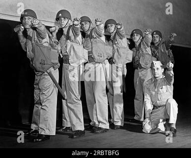 Vereinigte Staaten: ca. 1942 Soldaten trainieren mit Gernades. Stockfoto