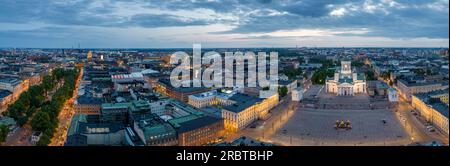 Beleuchtete Straßen und Gebäude an Kirche und Platz in der europäischen Stadt bei Tagesanbruch Stockfoto