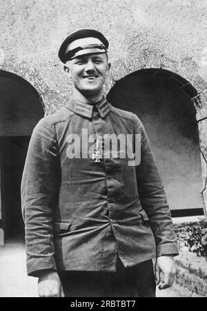 Frankreich: ca. 1916 Ein deutscher Kriegsgefangener, dem die Medaille des Eisernen Kreuzes verliehen wurde. Stockfoto