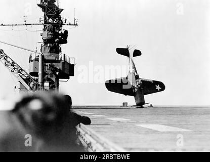 Pazifik: 21. Juni 1943 Ein Douglas SBD „Dauntless“ Tauchbomber balancierte auf seiner Nase nach der Absturzlandung auf einem Flugzeugträger Flugdeck während des Zweiten Weltkriegs. Stockfoto