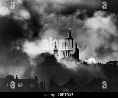 London, England 29. Dezember 1940 Blick auf die St Paul's Cathedral, umgeben von brennenden Gebäuden während des London Blitz durch deutsche Bomber Stockfoto