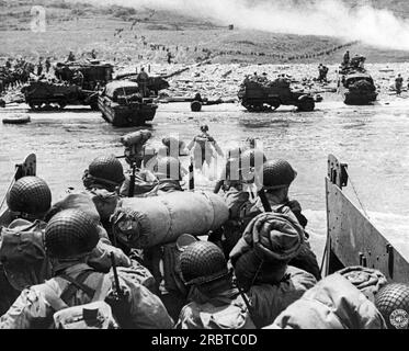 Normandie, Frankreich: 7. Juni 1944 amerikanische Angriffstruppen landen am Omaha Beach während der D-Day Invasion in Frankreich. Stockfoto