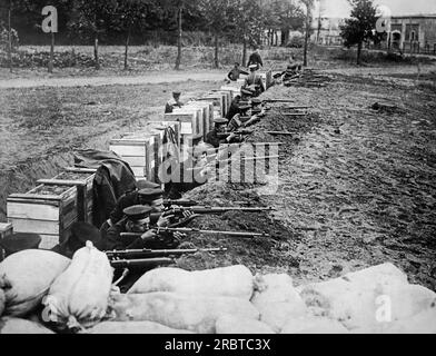 Antwerpen, Belgien: ca. 1914 britische Marines in den Schützengräben vor Antwerpen während des deutschen Angriffs auf diese Stadt. Stockfoto