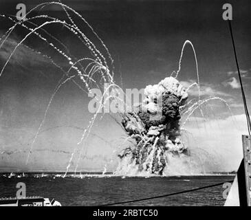 Italien: Juli 1943, ein amerikanisches Frachtschiff explodierte, nachdem es während der Invasion Siziliens durch alliierte Streitkräfte von Nazi-Tauchbombern bei einem Luftangriff auf einen Konvoi getroffen wurde. Stockfoto