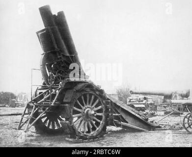 Deutschland: 28. September 1914, einer der riesigen Krupp-Beschlagnahmungs-Mörser, die von den Kaiserstreitkräften bei der Bombardierung Europas eingesetzt wurden. Das Krupp arbeitet in Essen und gilt als Deutschlands mächtigster Aktivposten. 46.000 Männer arbeiten Tag und Nacht, um sie zu produzieren. Stockfoto