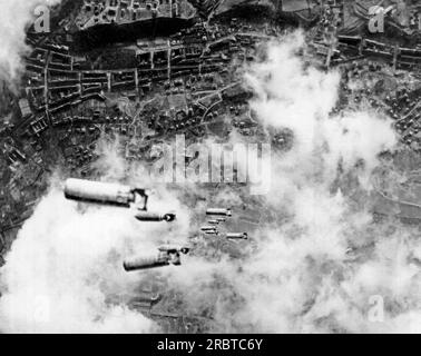 Dresden, Deutschland, 14. Februar 1945 US-Armee 8. Flugzeuge der Luftwaffe werfen Sprengkörper und Brandbomben auf Dresden ab. Stockfoto