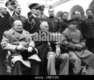 Jalta, Ukraine: 4.-11. Februar 1945. Eine Szene aus der Krim-Konferenz mit Premierminister Winston Churchill, Präsident Franklin D. Roosevelt und Marschall Joseph Stalin im Palast in Jalta, wo sich die Großen drei in der zweiten ihrer Kriegskonferenzen trafen. Stockfoto