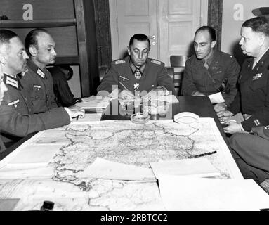 Haar, Deutschland: 5. Mai 1945, deutscher General Hermann Foertsch, Befehlshaber der 1. Deutschen Armee, unterzeichnet bedingungslose Kapitulation der Gruppe G. Stockfoto